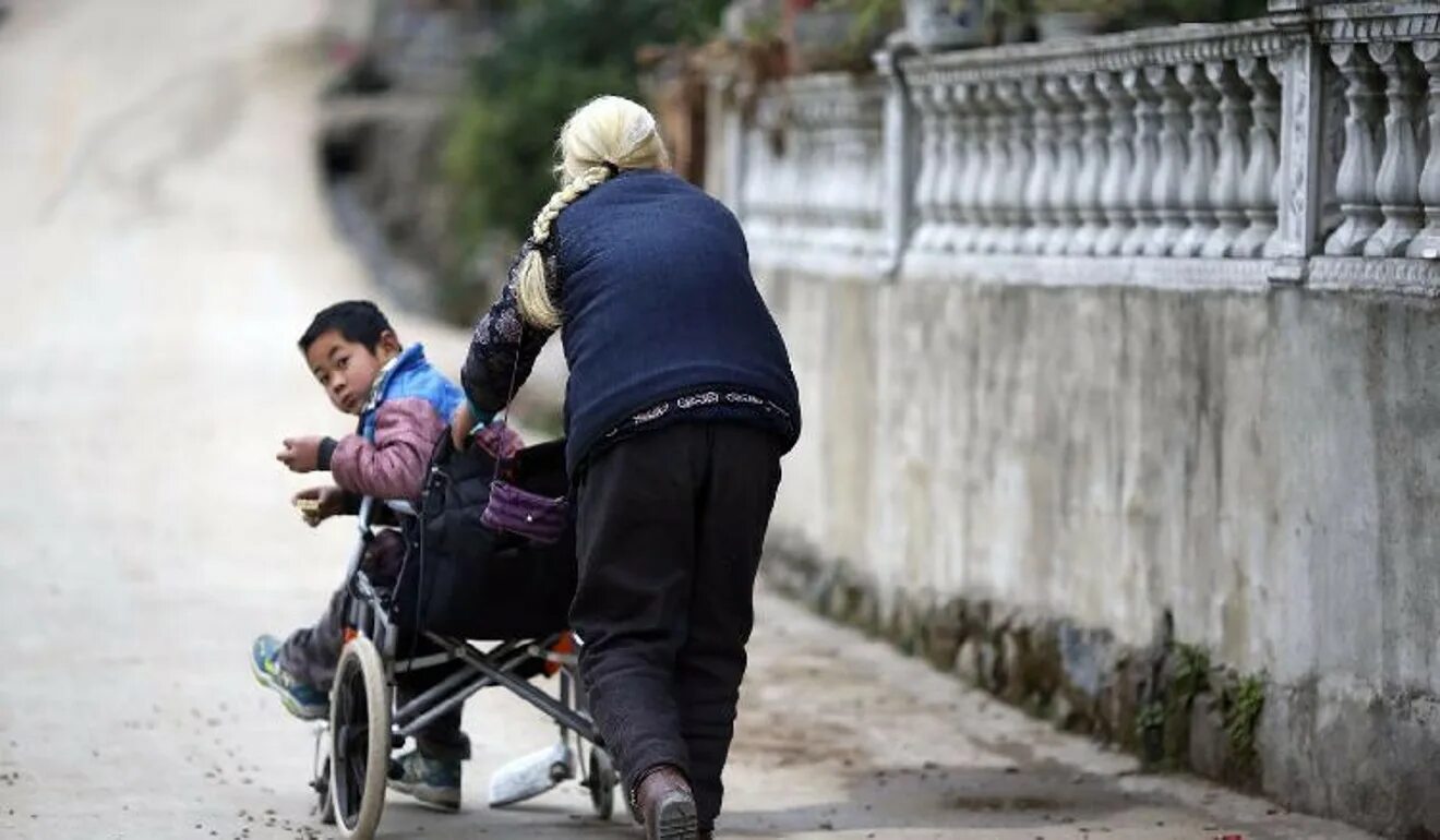 Бабушка в инвалидной коляске и внучка. Китайские бабушки с внуками. Бабушка с коляской с внуком.