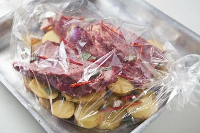 Ребрышки в духовке с овощами в рукаве. Говяжьи ребра в духовке в рукаве. рёбрышки говяжьи в духовке в рукаве. ребрышки в пакете для запекания в духовке. ребра говяжьи в пакете.
