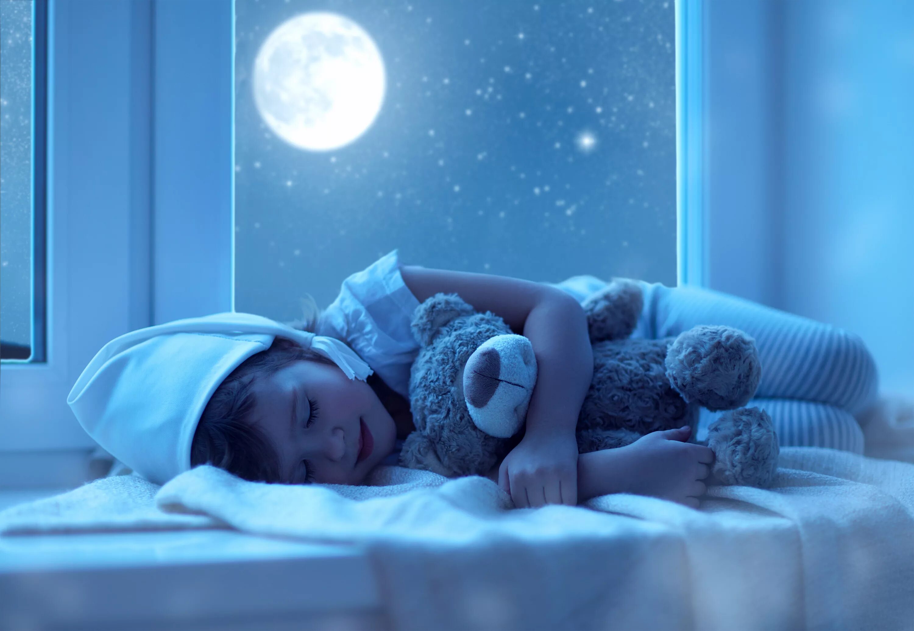 Спать сейчас ночь. Спящий ребенок ночью. Спящие малыши. Здоровый сон.