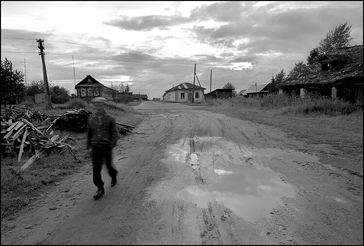 Дорога в бреды. Бездорожье в деревне. Деревенская распутица вид сверху. Бездорожье старые фото. Сяртчигурт.