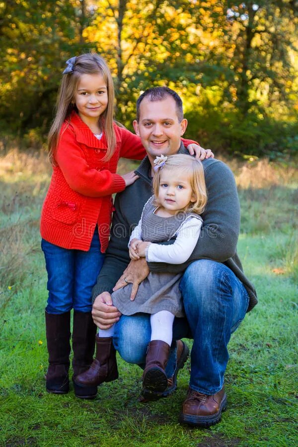 Маленькая дочка наряжает папу. Красивые пары с детьми. Папа и дочь со спины. Высказывание дочери о папе. Папа с дочкой на закате.