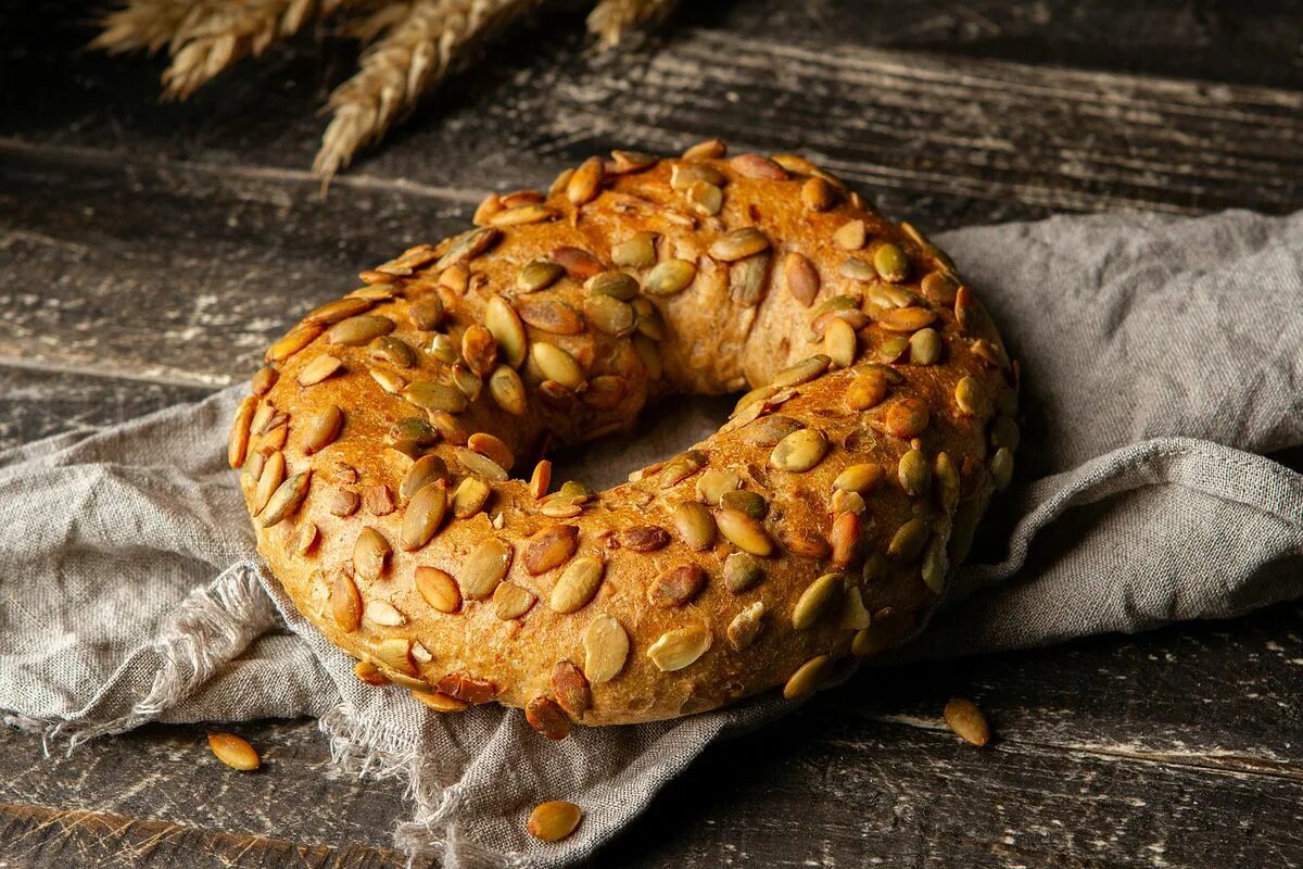 Хлеб кольцо. Хлеб колечко. Хлебные колечки. Тыквенный хлеб. Выпечка с тыквенными семечками.