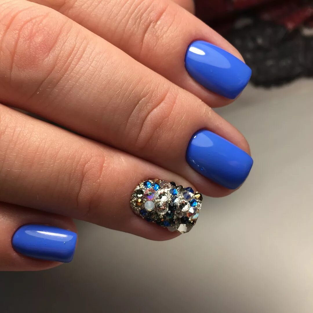 Зелёные ногти со стразами. Серый маникюр со стразами. Голубой маникюр. Маникюр в голубых оттенках. Маникюр со стразами.