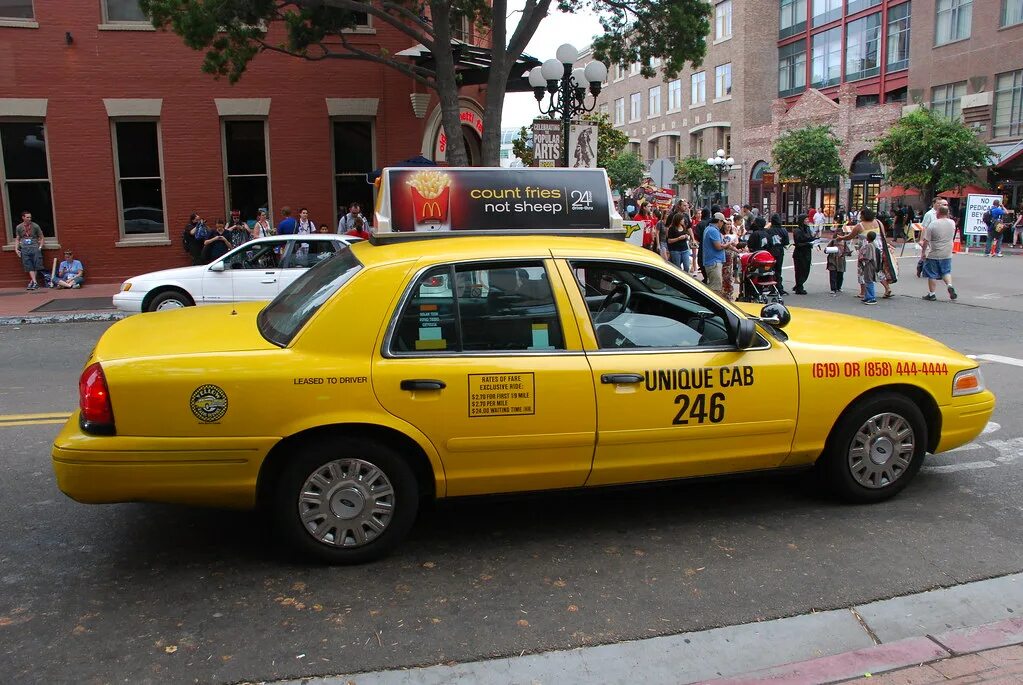 Такси пудож. Yellow Ford Maverick Taxi. Ford Cab Taxi. Ford Crown Victoria Taxi. Капитан КЭБ такси.