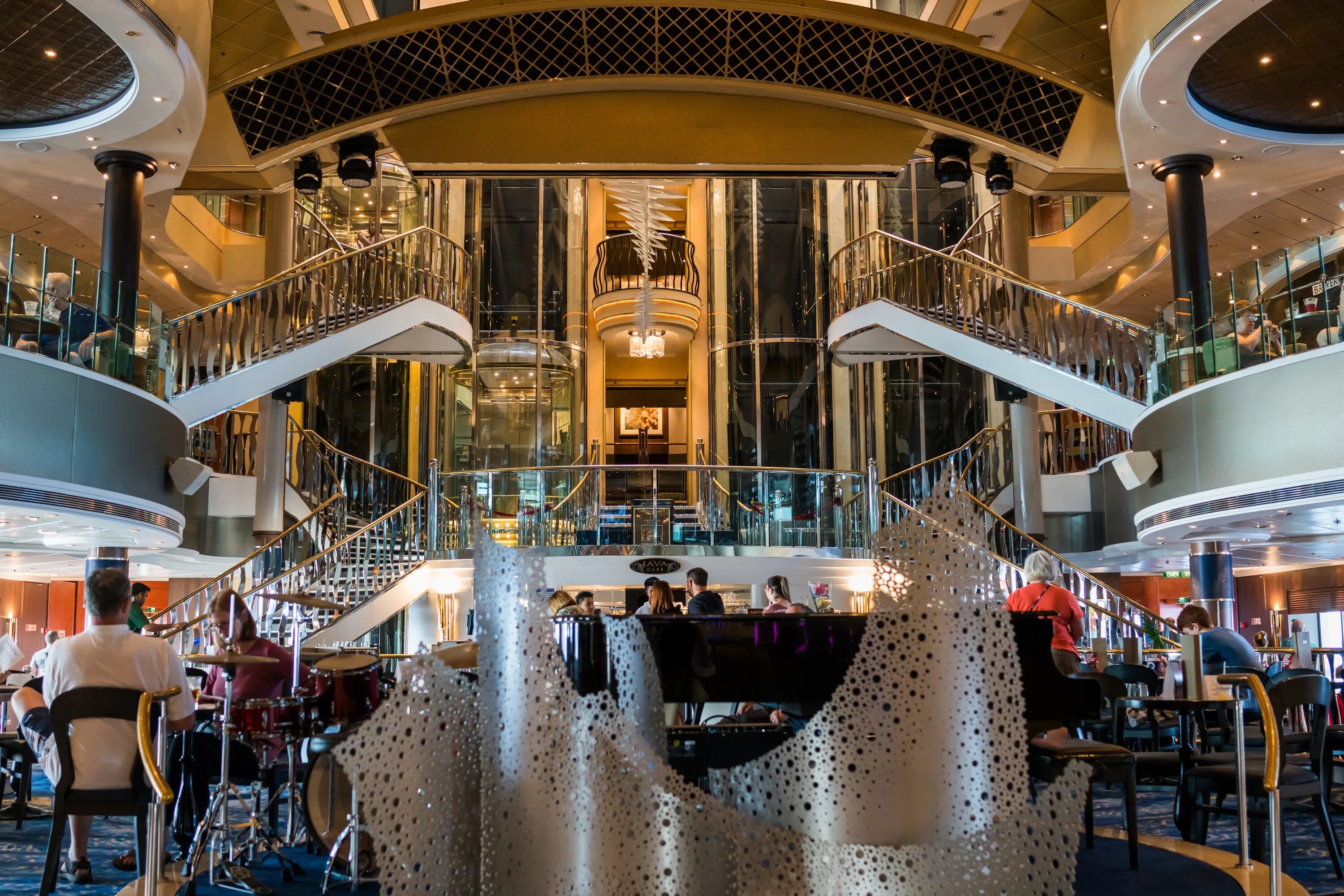 Лайнер msc world europa внутри. Круизный лайнер торговый центр. Regal princess лайнер. Норведжиан близ. Ship lobby.