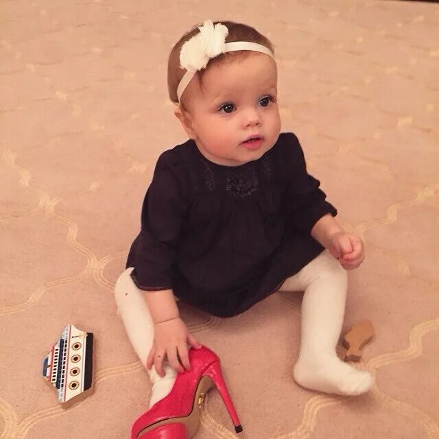 маленькие детки. красивая девочка 2 года. одежда для малышей. девочка 2 года 5 месяцев. 5 года.