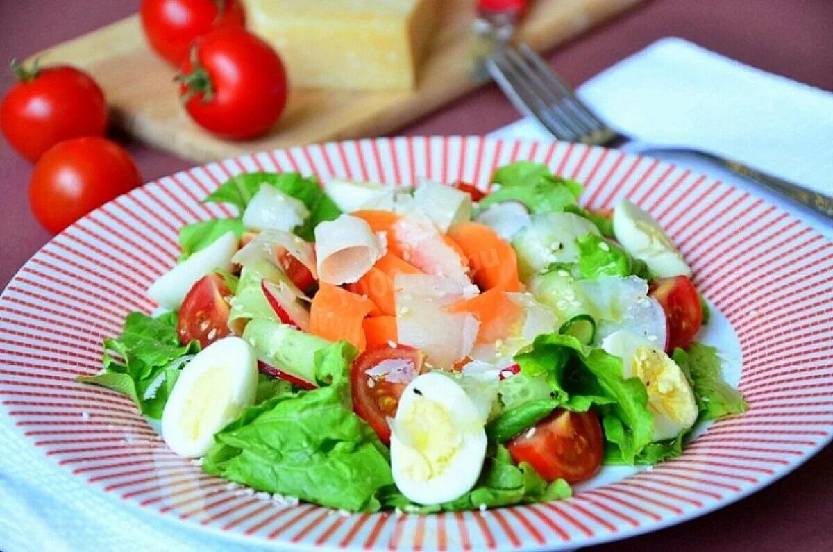 Рецепт вкусного салата огурцы помидоры. Овощной салат. Летние салаты. Летний овощной салат. Салат с яйцом и помидором.