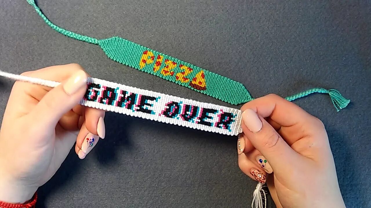 Фенечка. Фенечка с надписью. Браслеты из мулине с именами. Фенечки с надписями. Фенечка с надписью.