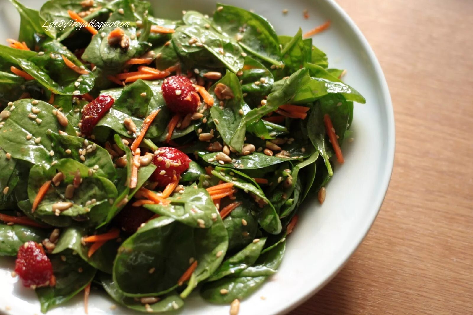 Салат со смесью салатов. Брюква микрозелень. Смесь листьев салата. Салатный микс тоскана. Смесь зеленых салатов.