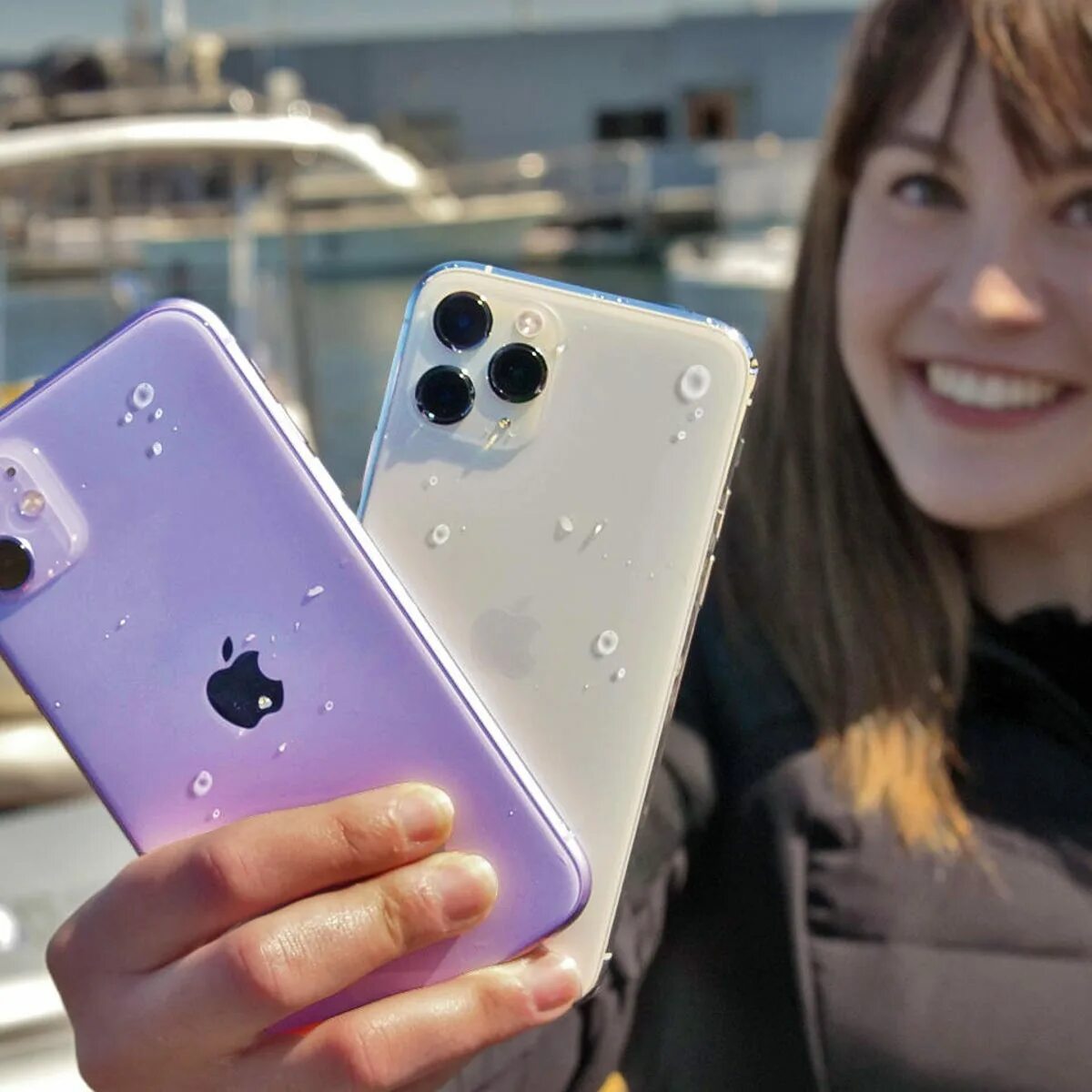 Iphone 11 в руке. Айфон 11 в реальной жизни. Iphone 13 в руке. Айфон 17. Айфон 11 водонепроницаемый или нет