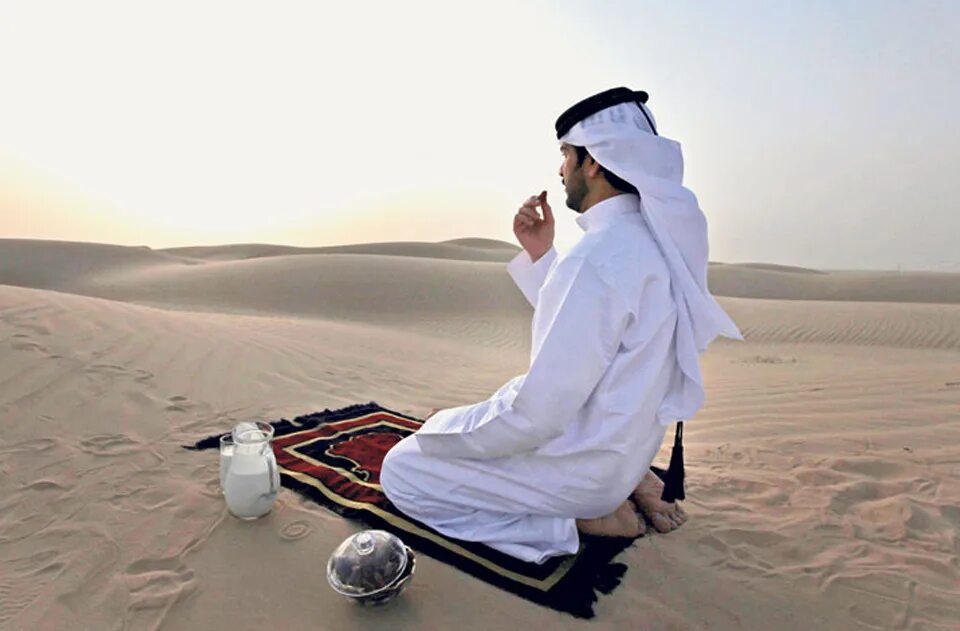 Молитва арабская читает. Араб в пустыне. Мусульманин молится в пустыне. Арабы намаз. Намаз в пустыне.