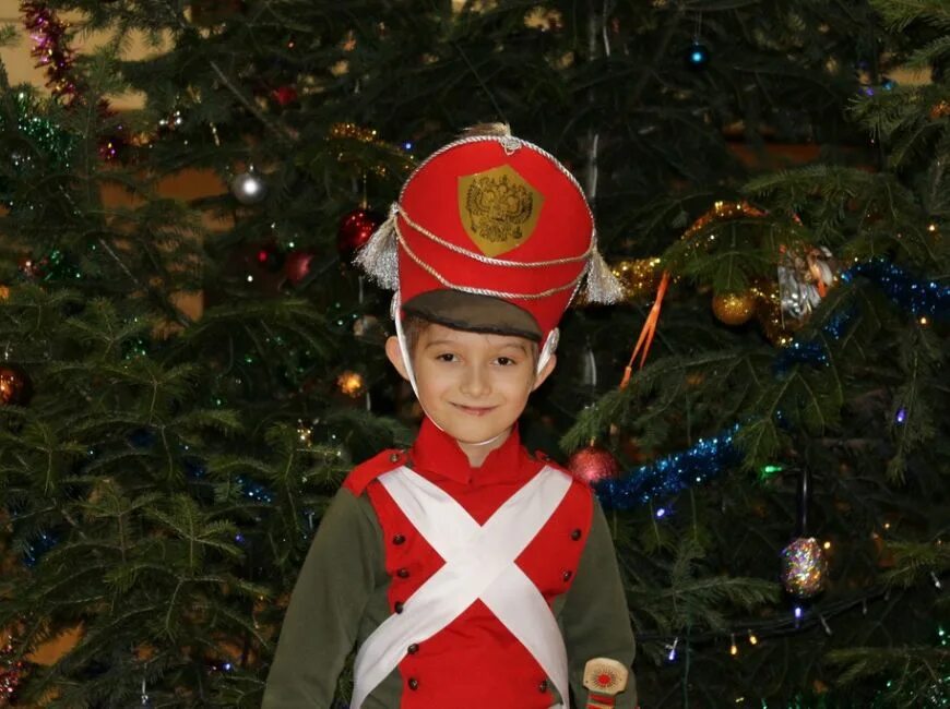 Новогодний костюм нового года. Детские новогодние костюмы. Костюм елки для мальчика. Новогодний костюм для мальчика елка. Костюм на елку для мальчика 7 лет.