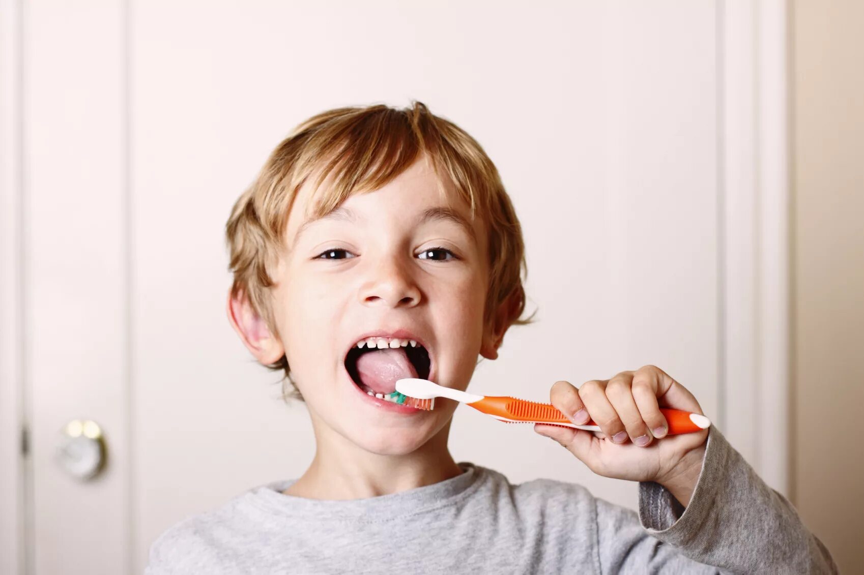 Should your child. Зубная щетка для детей. Чистка зубов для детей. Чистим зубы!.