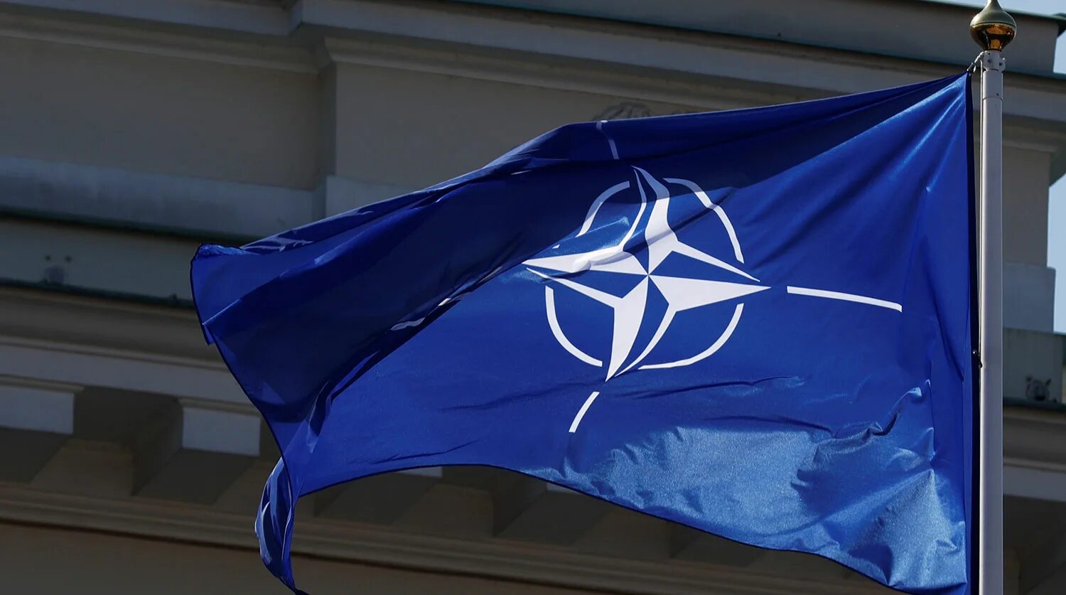 Угроза безопасности нато. Флаг НАТО. Посольство НАТО В Москве. Флаг Альянса НАТО. Флаги саммит НАТО.