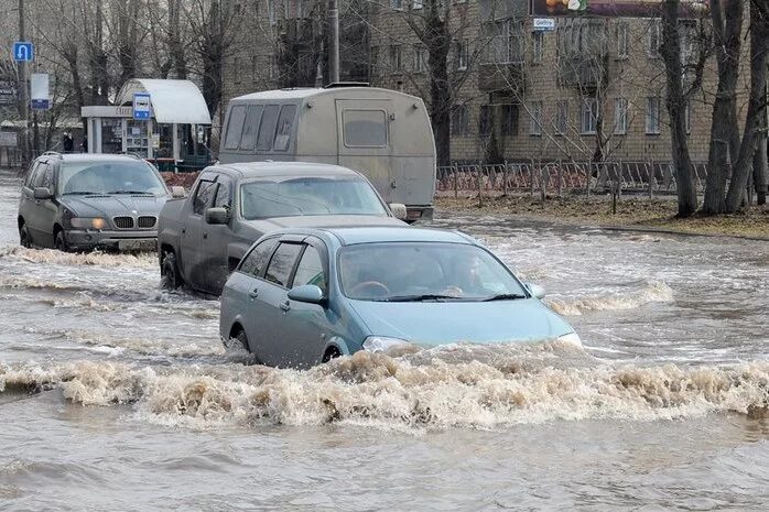 Какая река в орске вышла из берегов. Река вышла из берегов. река бугач красноярск. река вышла из берегов залило прибрежные посевы. благоустройство реки бугач в красноярске.