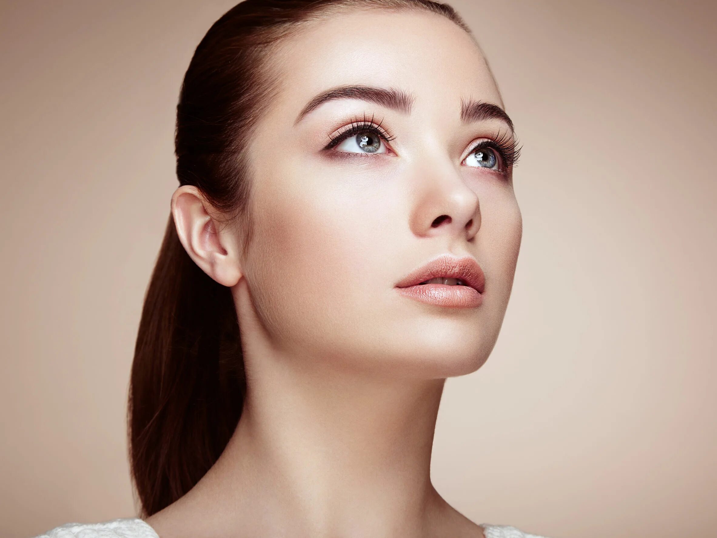 Женский подбородок. Человек с поднятой головой. Лицо человека. Мужское лицо вверх. Девушка в полупрофиль.