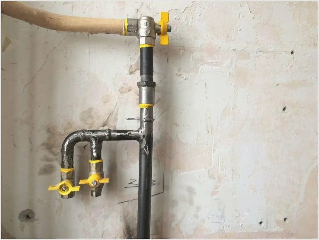 Демонтаж труб болгаркой. Замена газовых труб. Газ трубы замена. Кран для газовой трубы на кухне. Газовая труба в квартире.