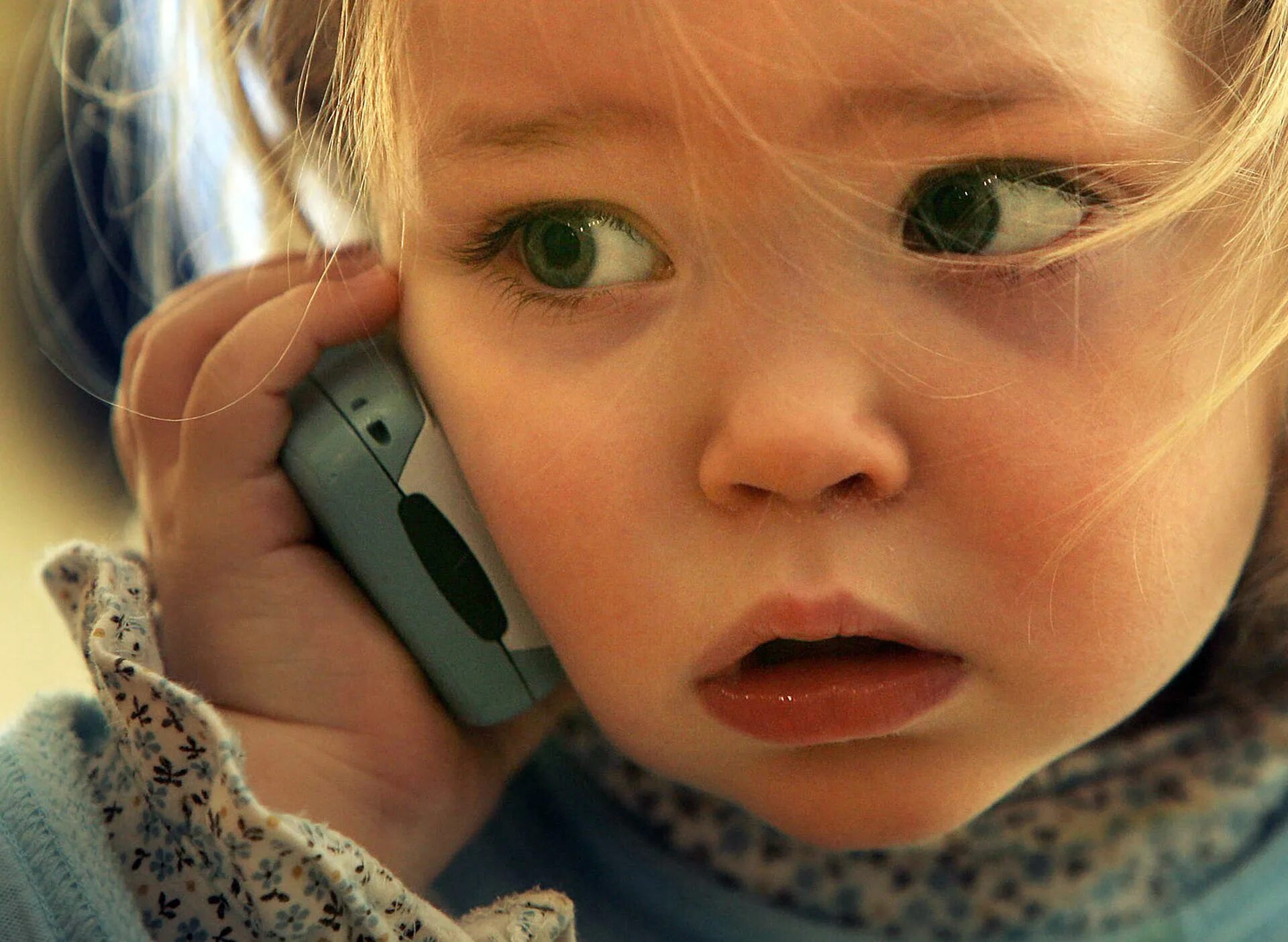 Ребенок с телефоном. Ребенок с телефонной трубкой. Маленькая девочка с телефоном. Сотовый телефон для детей. Ребенок звонить маме