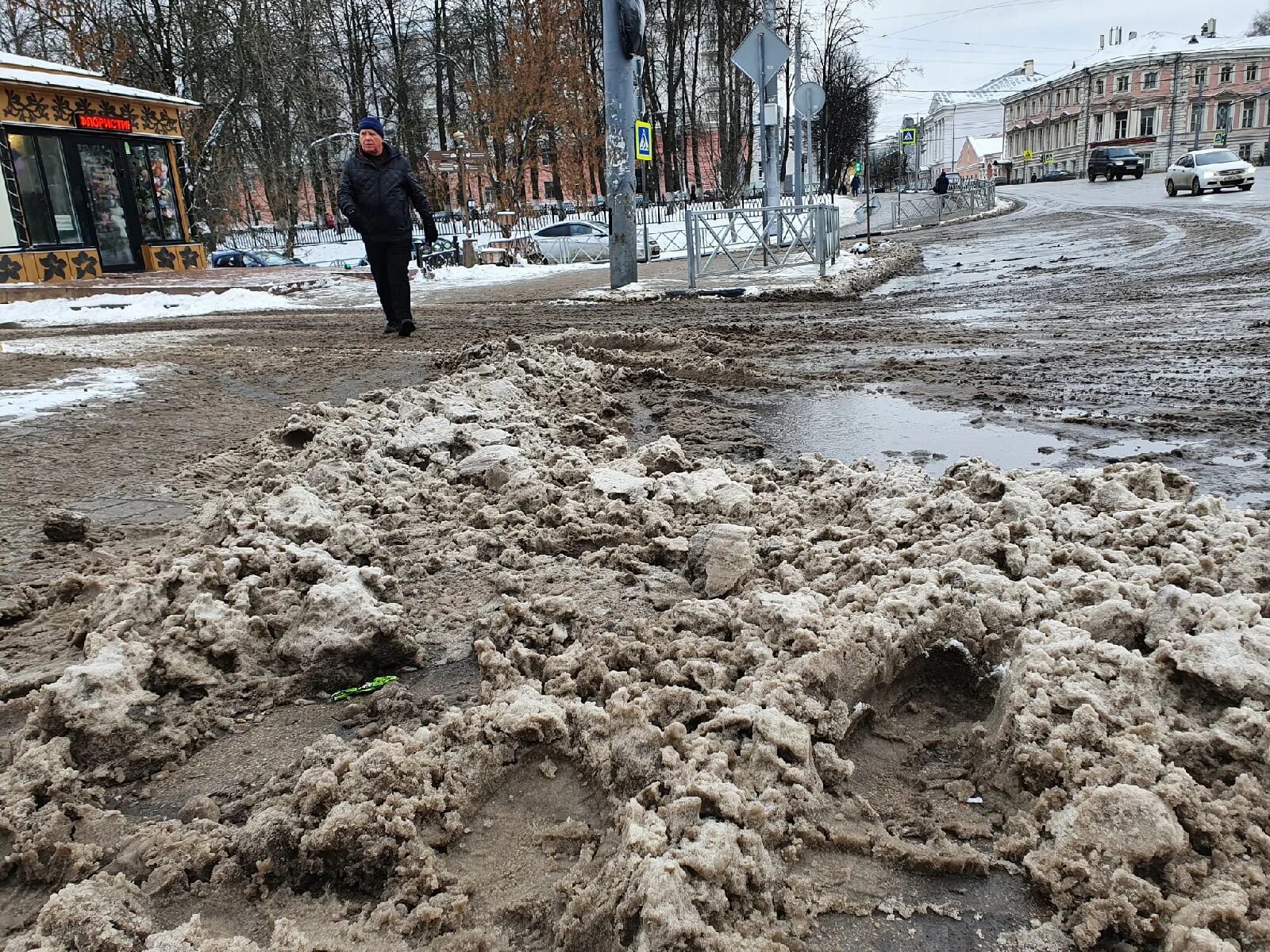 Прочищенные дороги. Снежное месиво на тротуарах. Тротуар со снегом Великий Новгород. Не прочищенве дороги в Ярославле. Селятино непочищенные дороги.