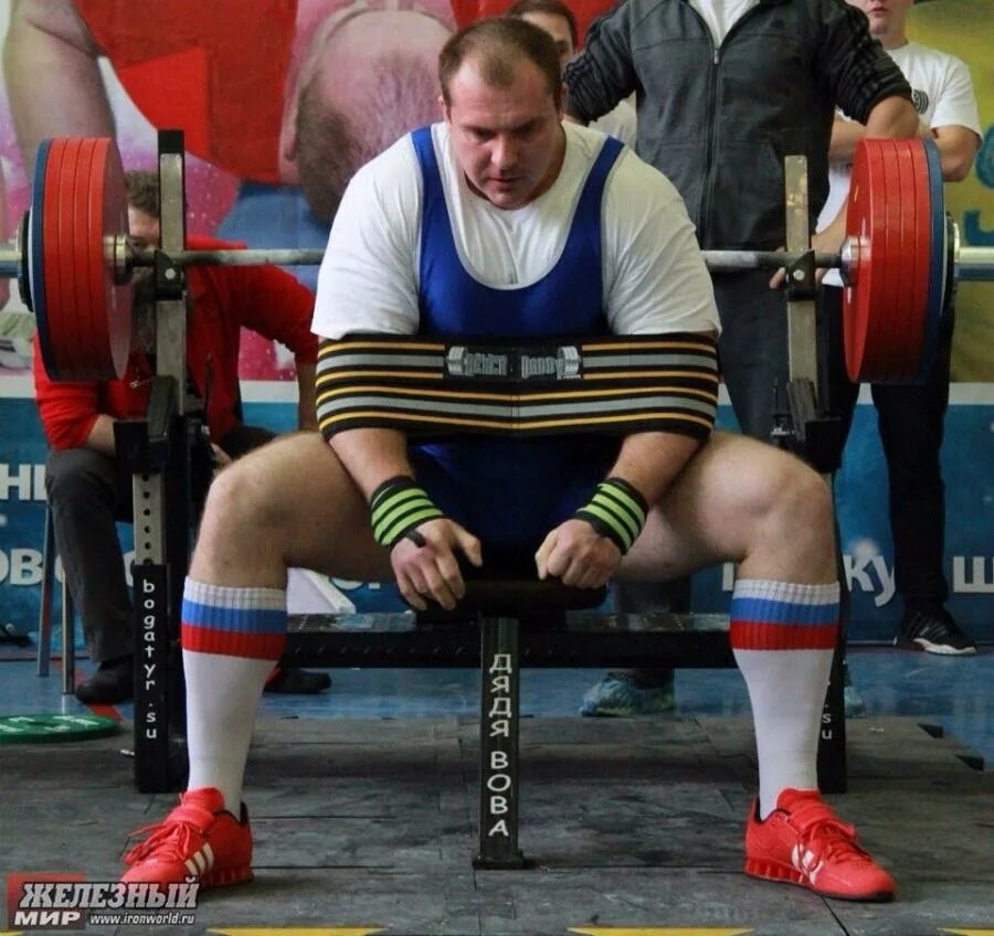 Рассел орхи пауэрлифтинг. Атлет со штангой. Лифтерский жим лежа. Соревнования по пауэрлиф. Пауэрлифтинг под.