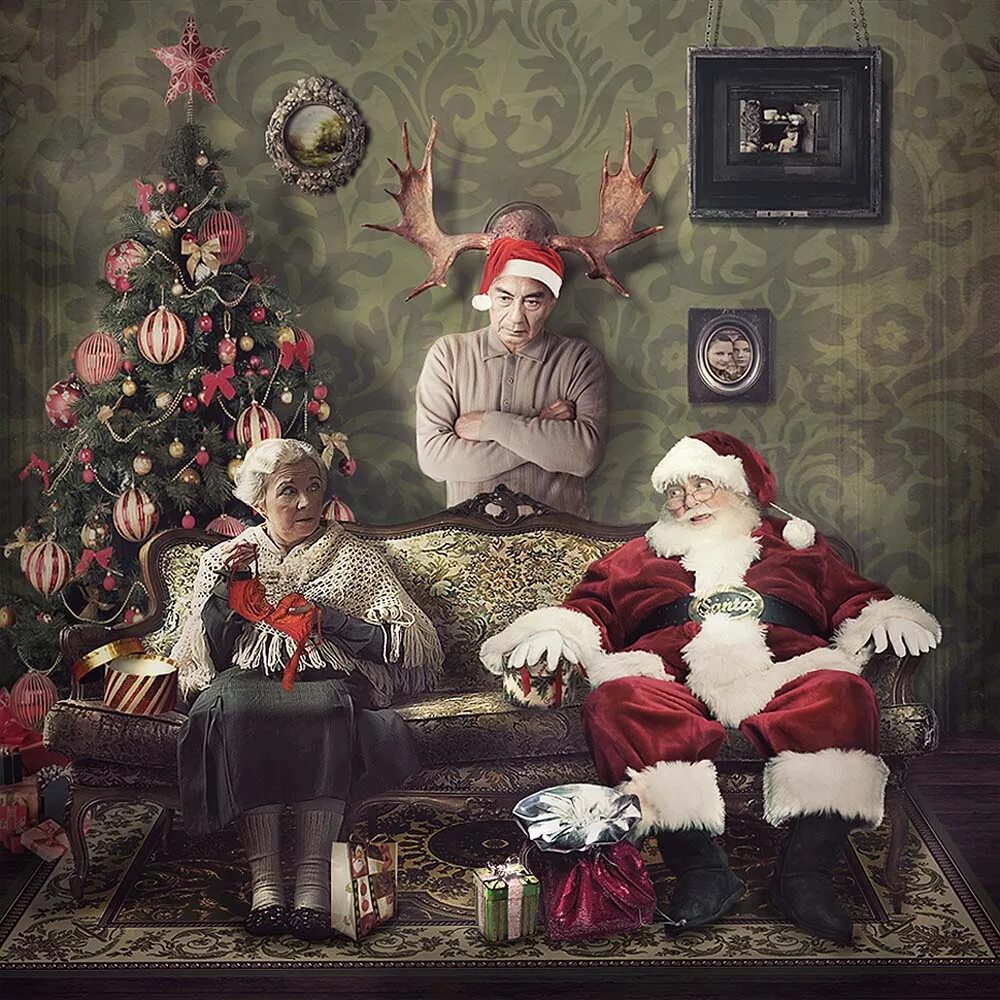 Года но забавное. Года но забавное. Дед мороз смеется. Смешные животные новый год. Котёнок и ёлка.