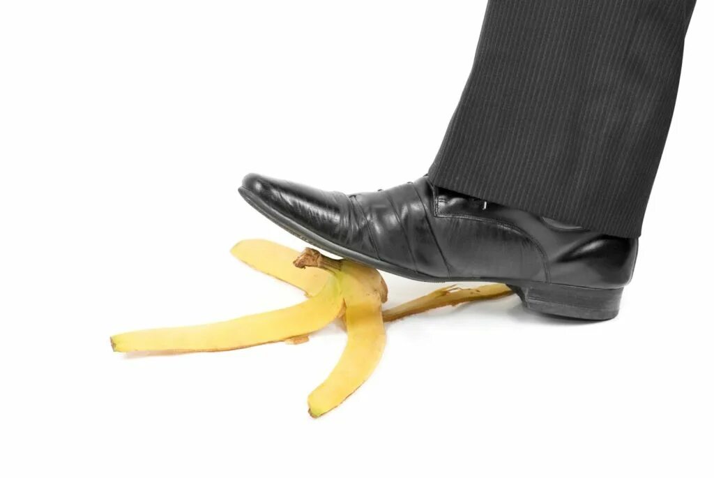 Человек кожура. Ботинки бананы. Кожура банана и нога. Банан на ножках. Банан с ногами.