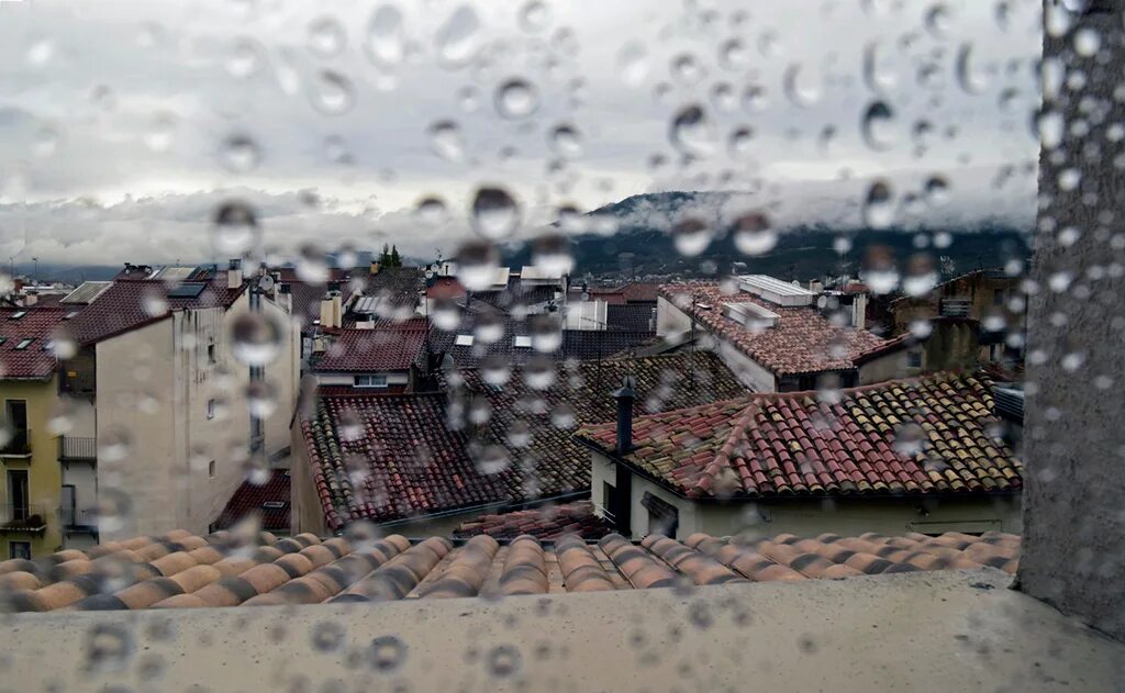 Кровля дождь. Дождь по крыше. Осадки дождевые крыша. Крыша под дождем.