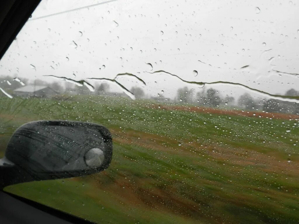 Хорошо в машине в дождь. Вид из окна машины дождь. Дождь на окне машины. Дождь за окном автомобиля. Дождь из машины.