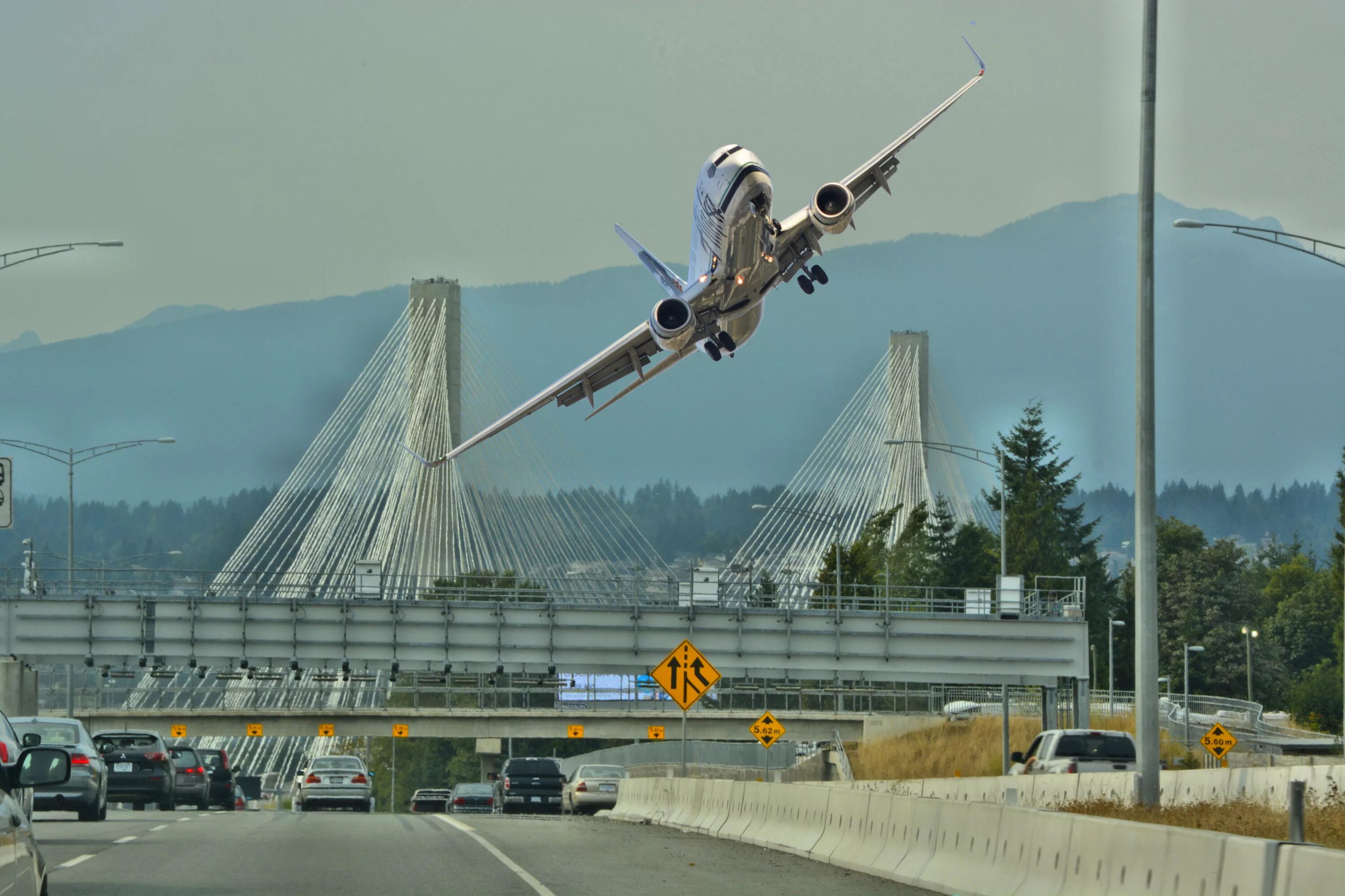 Миг 17 под мостом в новосибирске. B 17 бомбардировщик. Самолет пролетает под мостом. Самолёт в симферополе над мостои. Полет самолетов над мостами.