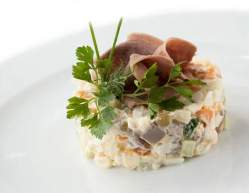 Оливье с языком. Салат оливье с языком. Салат оливье с языком говяжьим. Оливье с языком говяжьим. Салат с языком говяжьим и соленым огурцом послойно.