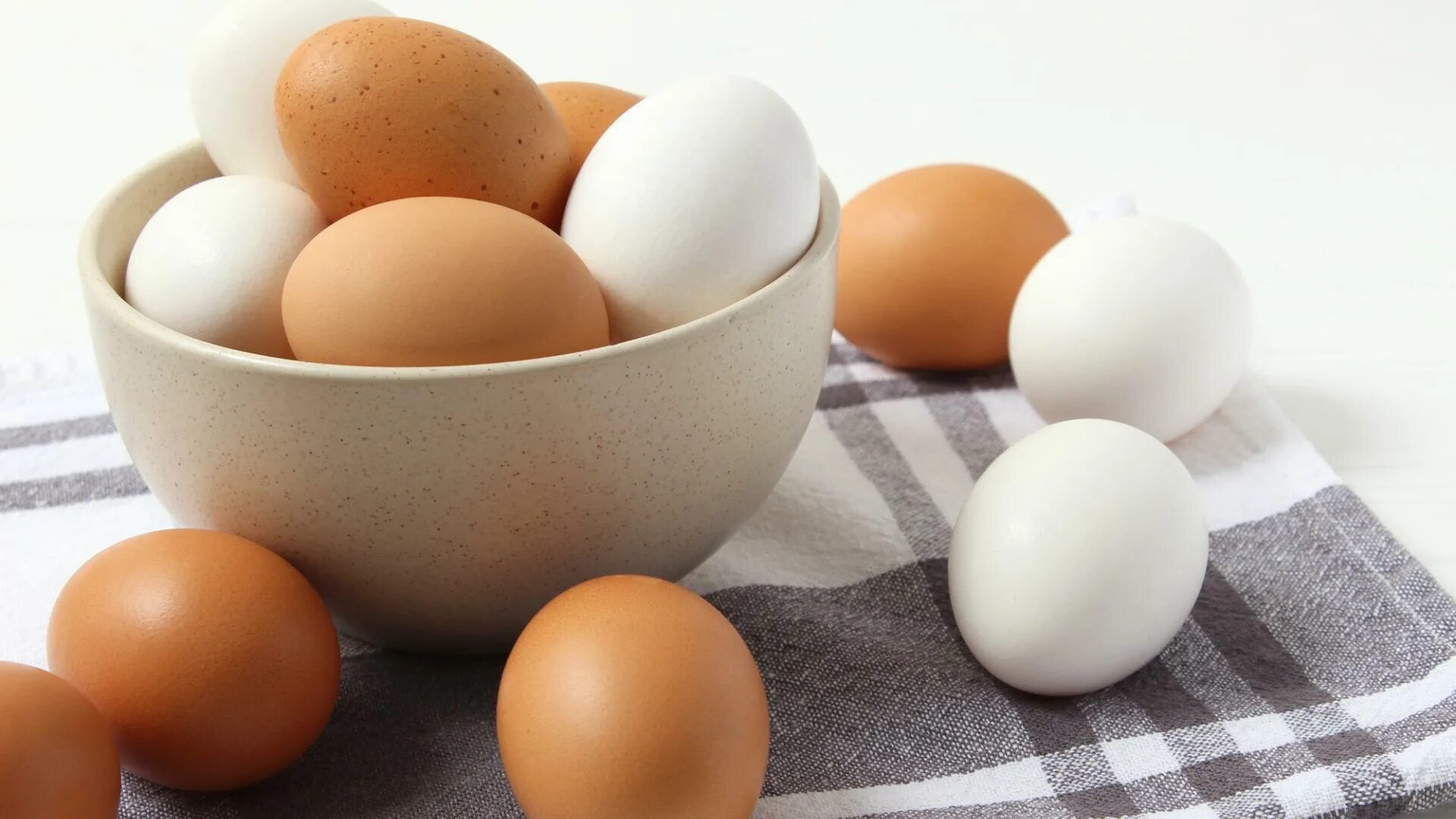 Крошка яйцо. Яйцо. Яйцо куриное. Яйцо куриное белое. Фотография яйца.