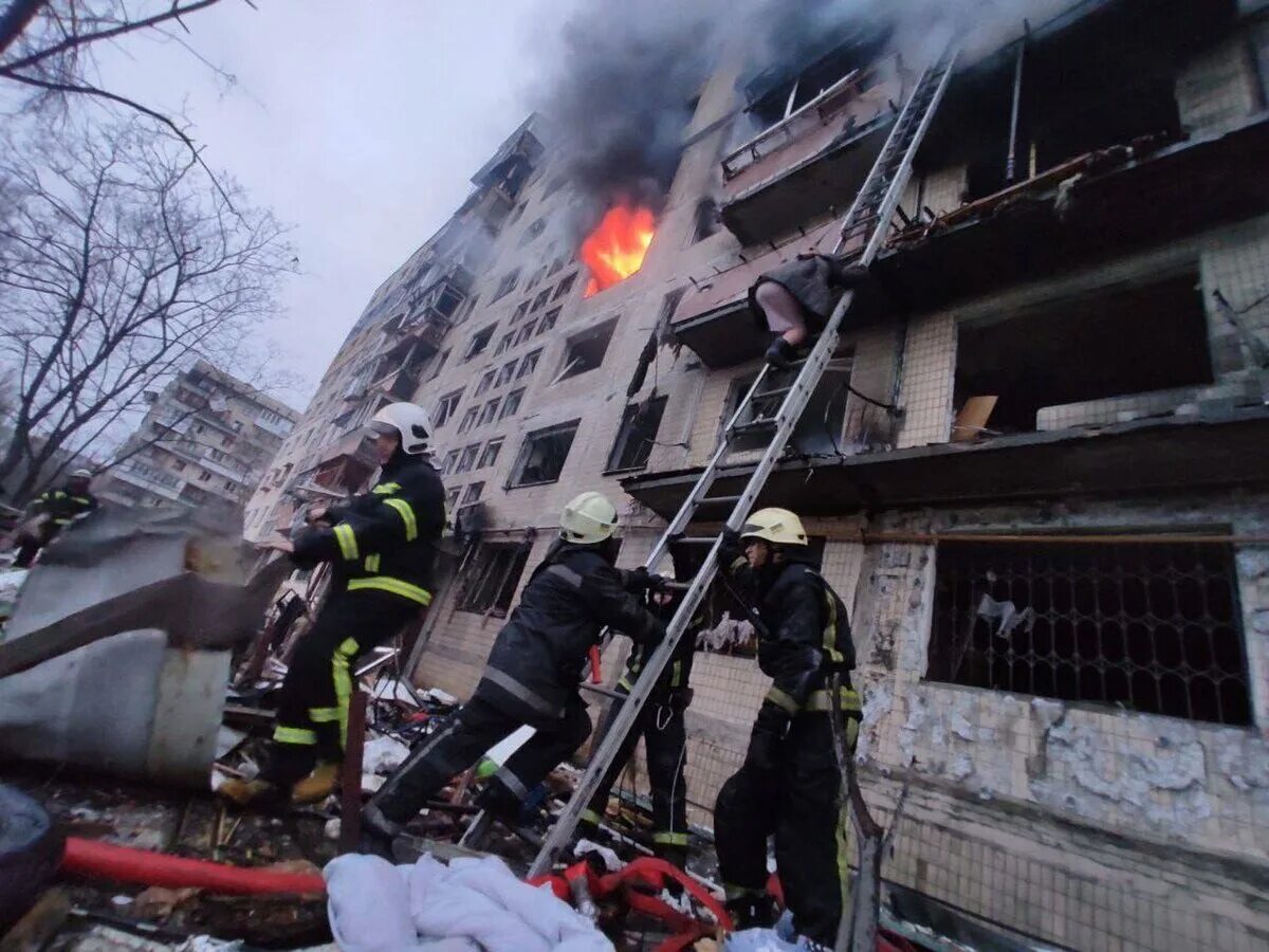 Взрыв в киеве сегодня последние новости. Пожар фото. Пожар в здании. Пожар в жилом доме. Взорванный дом в Киеве.