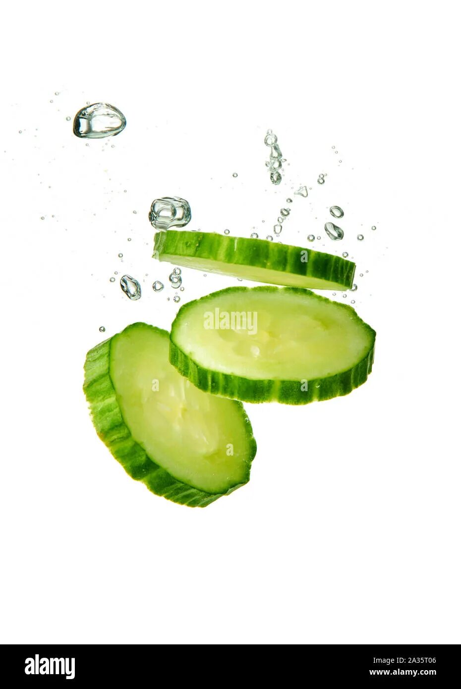 Cucumber extract. Огурец порезанный. фрукты с водой на белом фоне. огурец вертикально белый фон. cucumber splash.