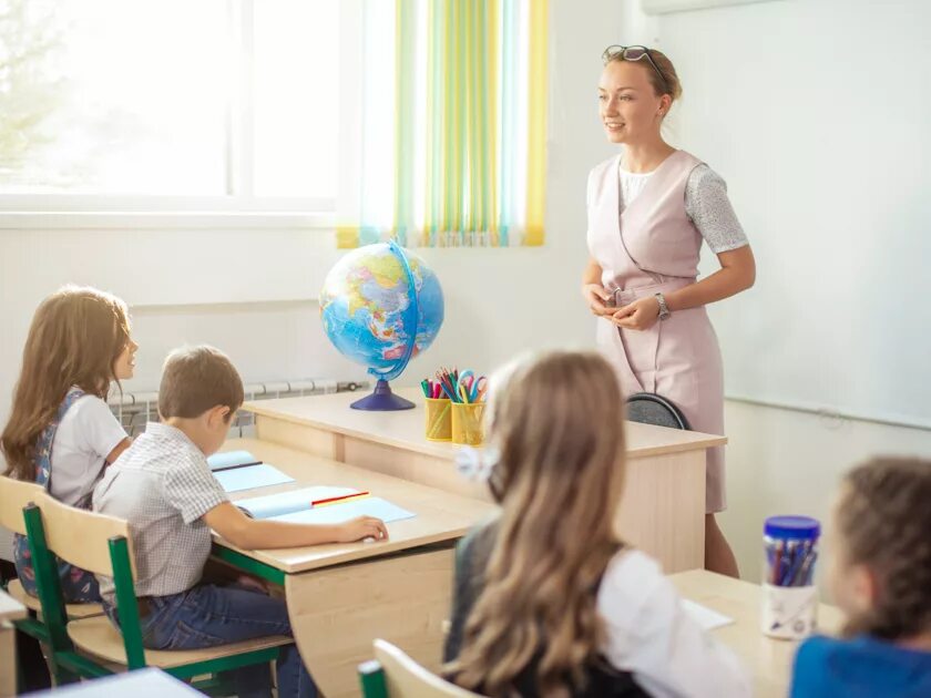 В школе есть учителя которые работают. Педагог в школе. молодые учителя в классе. молодые учителя с детьми. молодой учитель с детьми.