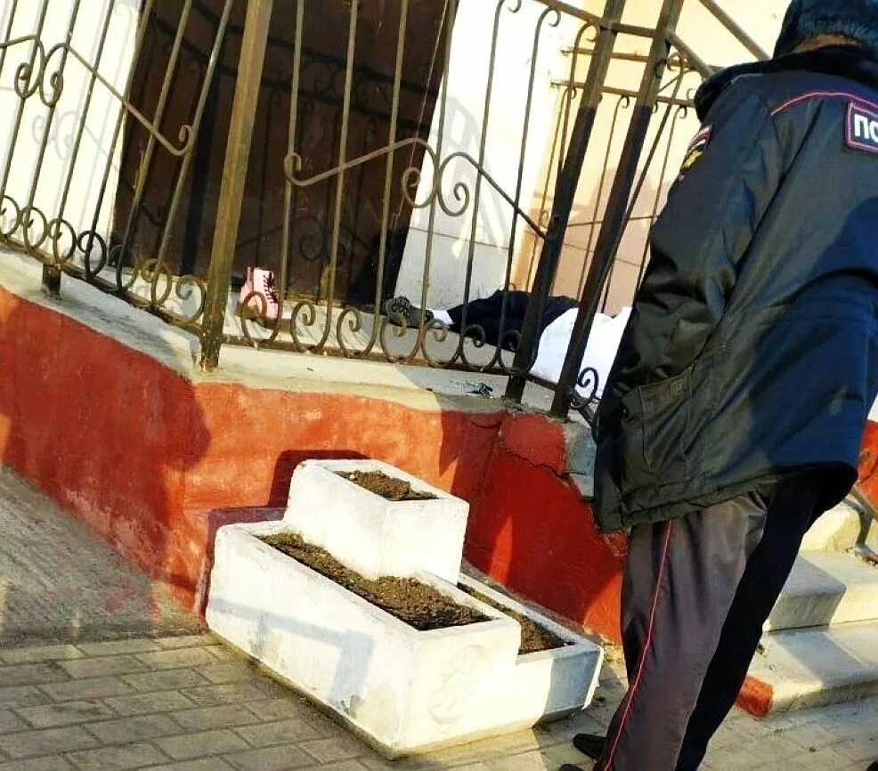 В липецке девушка выпала из окна. В липецке девушка выпала из окна. Липецк девочка упала. 22. Фото многоэтажки.