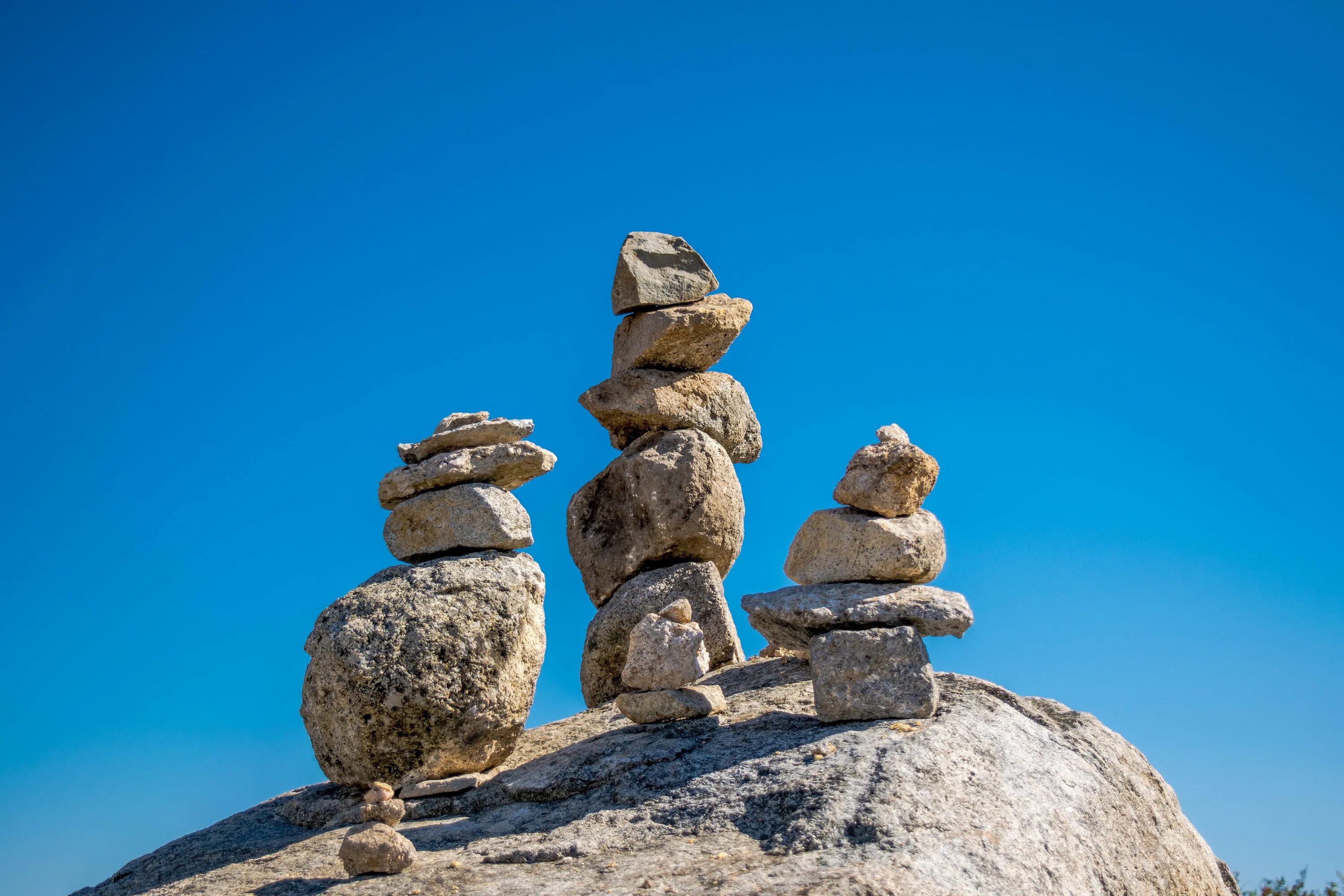 Monument stone. Каменные скульптуры. Камень монумент. Храм из камня. Обелиск камень.