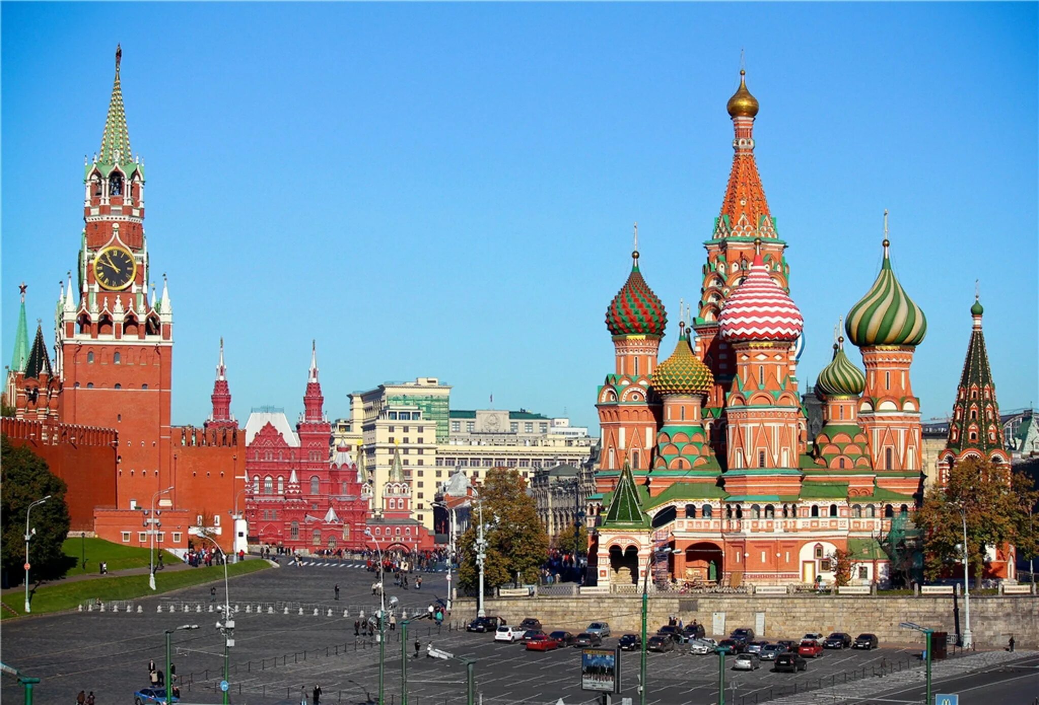 Москве и области а также. Москва Спасская башня и храм Василия Блаженного.