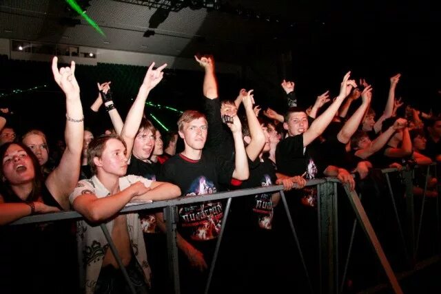 Группа выступает с скрытыми лицами. Военные музыкальные группы. Ковалев пилигрим. Рок группа втисланд дети. Группа жуки.