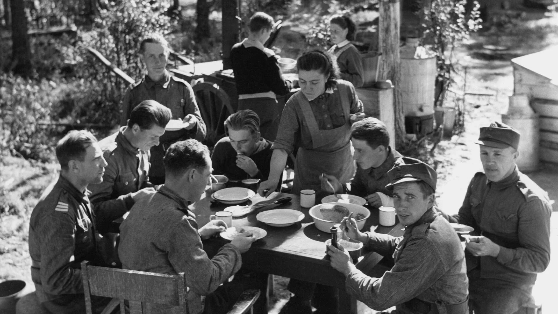 Военнослужащие в военное время. Полевая кухня ВОВ 1941-1945. Финские солдаты 1941. Военно Полевая кухня 1941 1945. Финский солдат ВМВ.