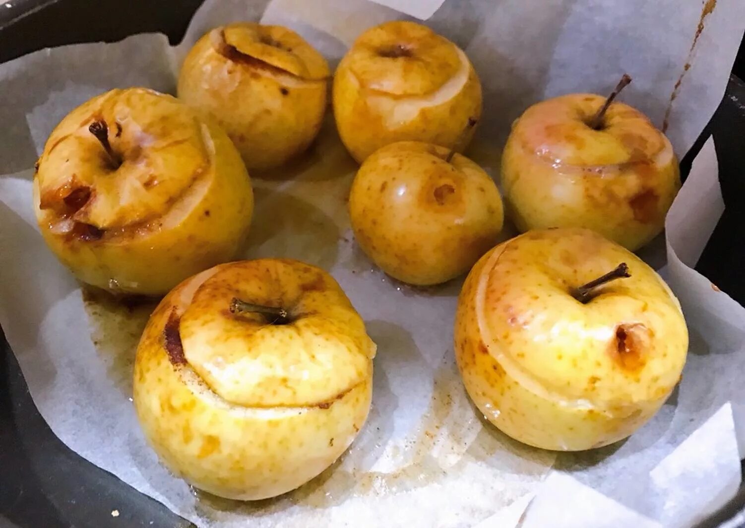 Рецепт печеных яблок в духовке с медом. Печеные яблоки. Яблоки с корицей в духовке. Печёные яблоки с корицей в духовке. Запечённые яблоки в духовке.