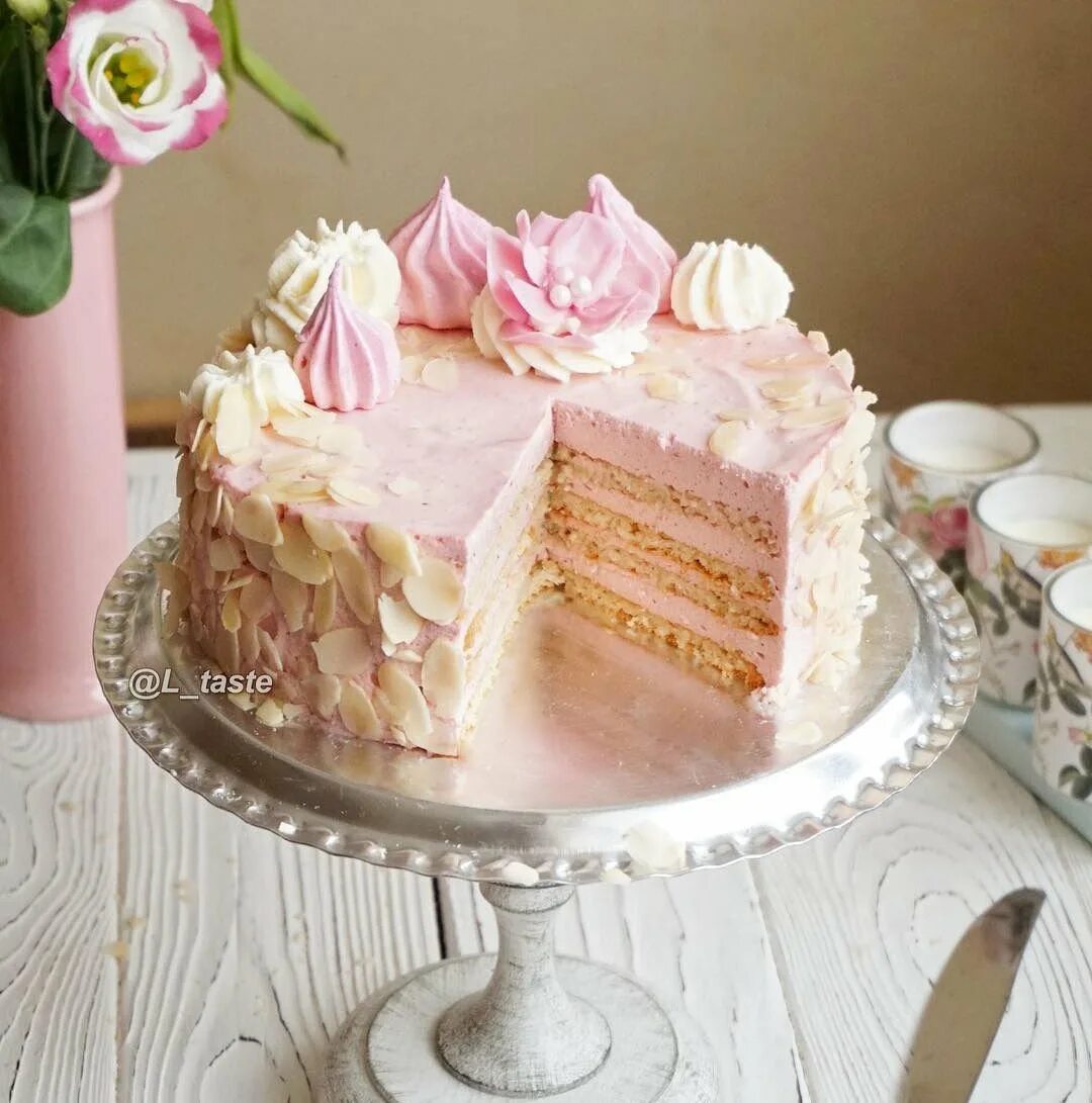 нежные тортики на день рождения. нежный кремовый торт. нежный декор торта. нежное оформление торта. торт нежный.