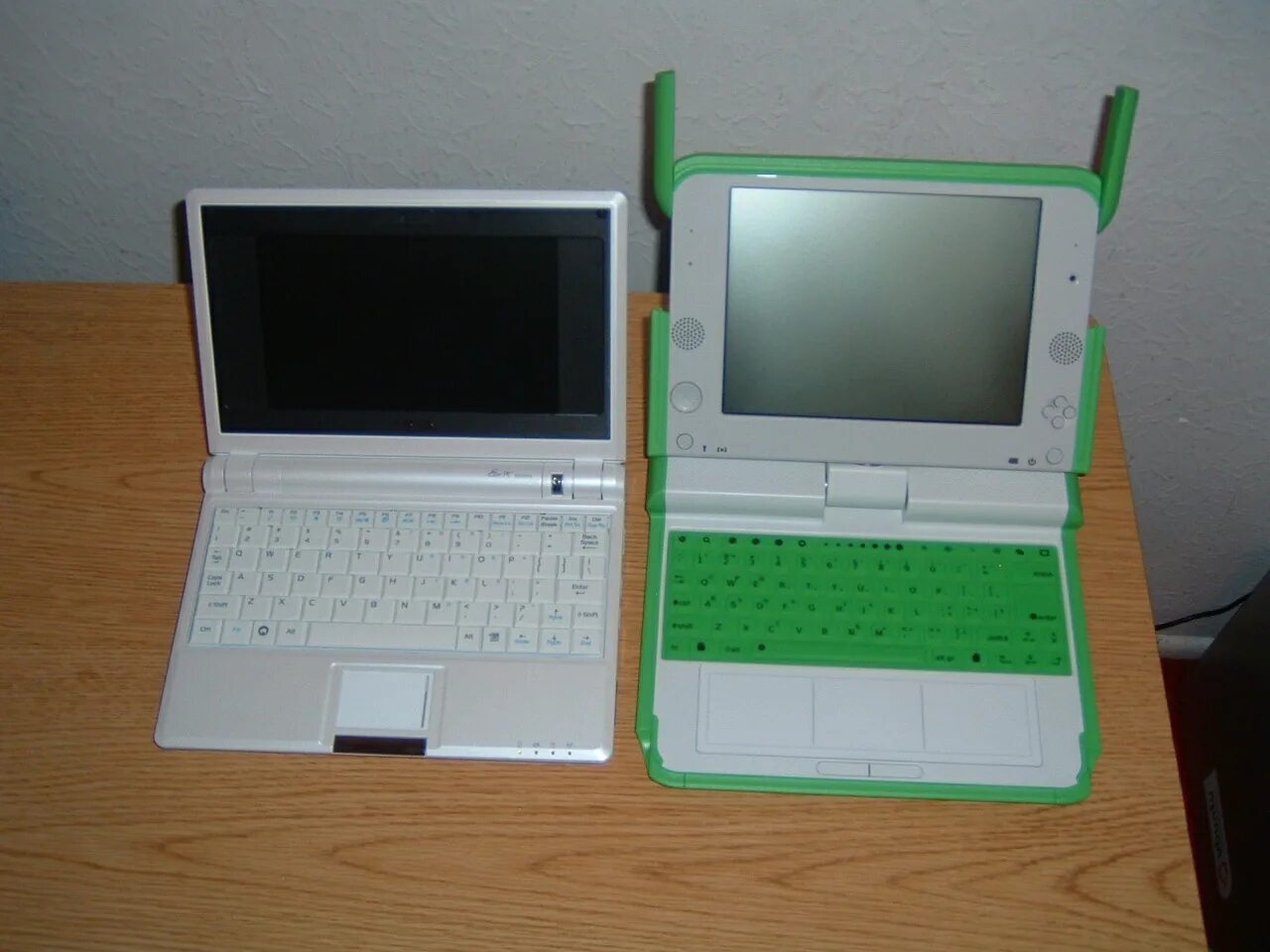 Asus eee pc windows xp. ASUS Eee PC pq50. XO 1 компьютер. Асус еее РС зеленый. Eee PC нивелировались цвета.