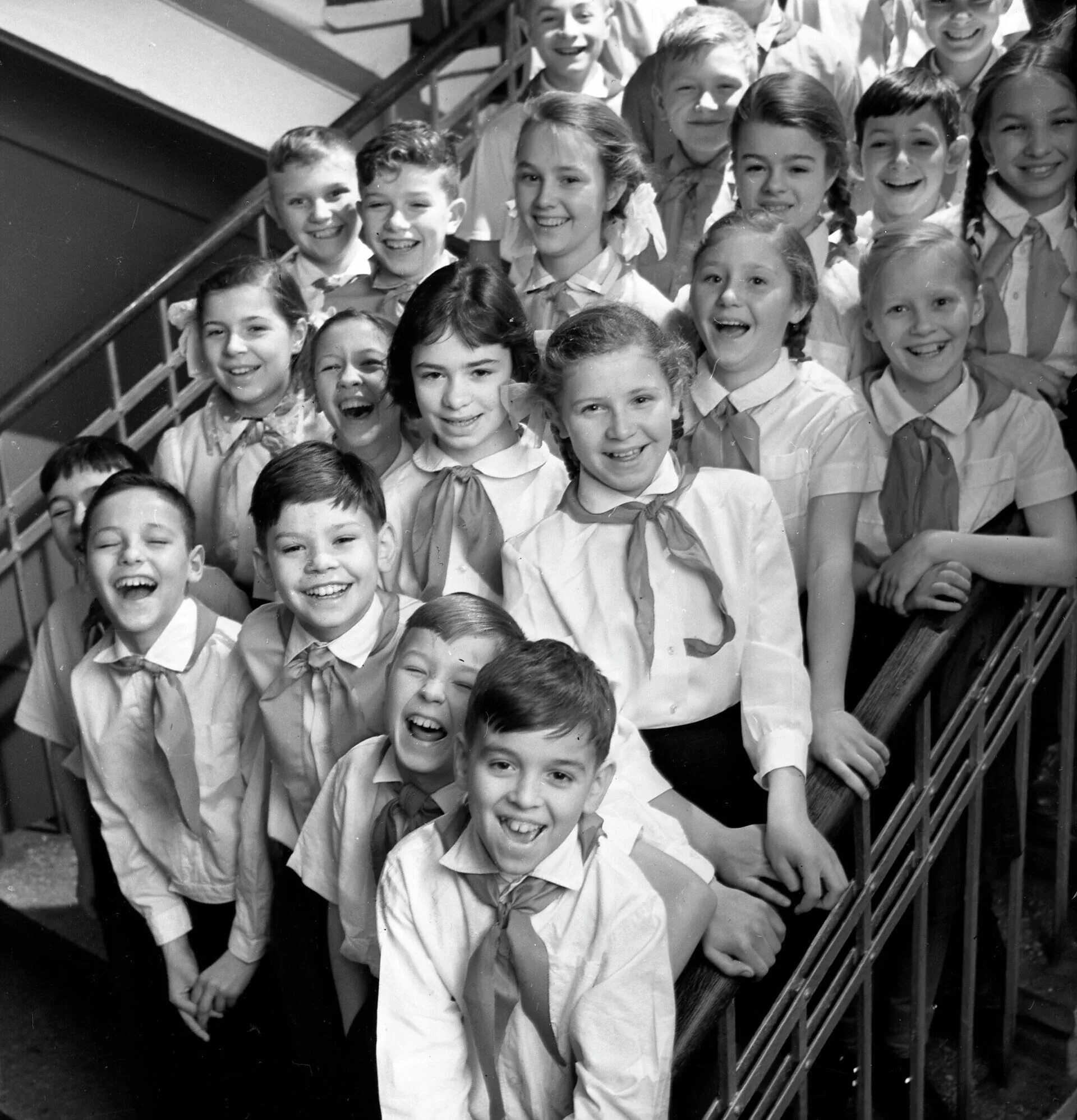 6 го класса. Ученицы 6-го класса. ученики шестого класса грузины. школы 80-х уроки гражданской обороны. новые пионеры в россии 2025.