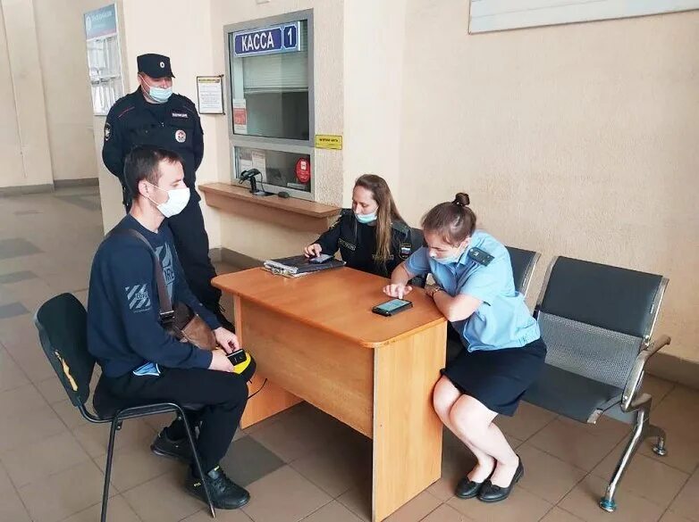 Фамилии судебных приставов череповец. Пристава с полицией. судебные приставы череповец долги. полиция у вокзала вологда. судебные приставы череповец комсомольская.