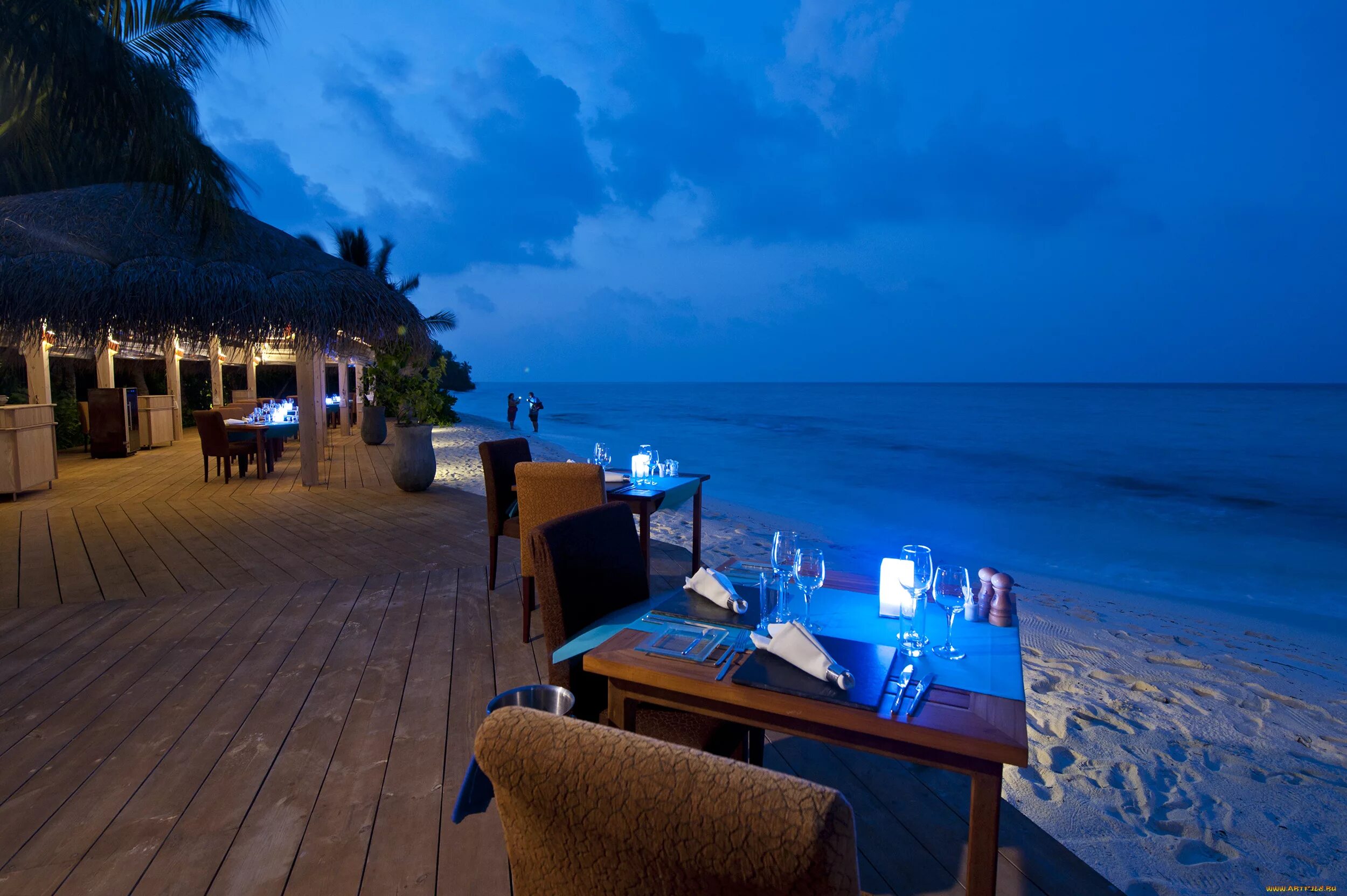 Остров Ваадху Мальдивы. Мальдивы Резорт романтика. Ресторан на берегу моря. Кафе на берегу океана. Place to relax