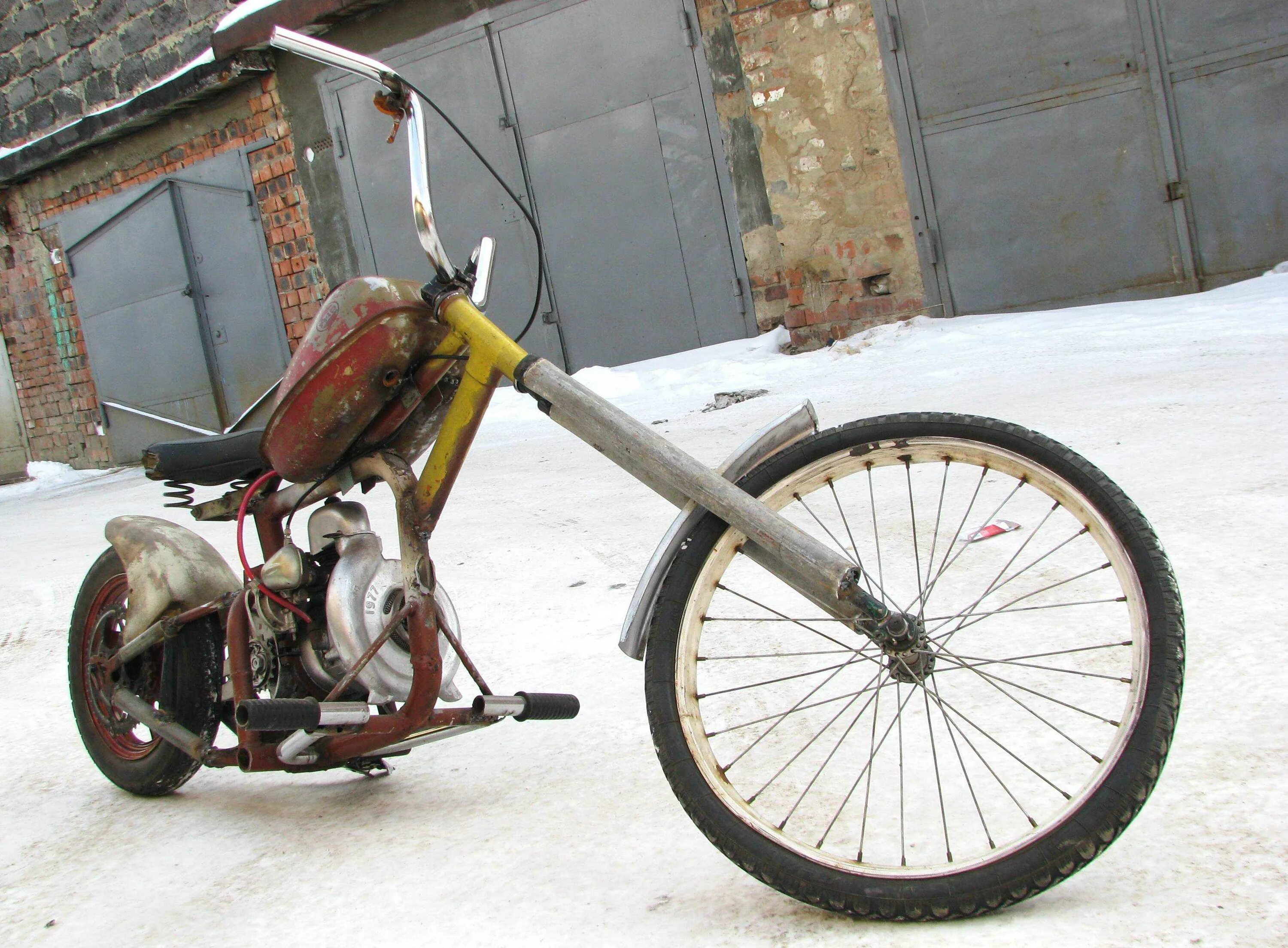 Велосипед урал с двигателем д6. Мотовелосипед чоппер. Мотовелосипед рама урал. Мотовелосипед 2022. Мопед из бензопилы урал.
