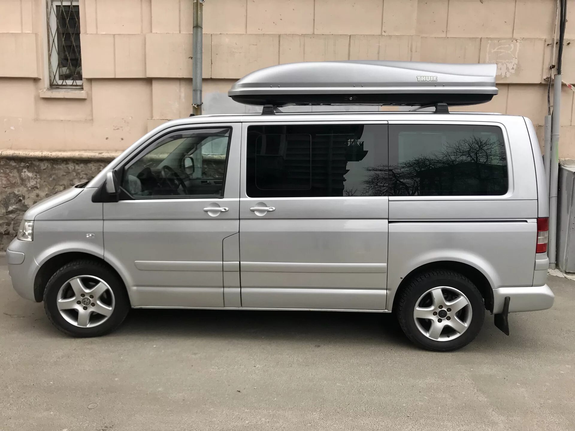 Багажник т5 Multivan бокс. Рейлинги Volkswagen Multivan t6. Volkswagen Transporter t5 рейлинги. Фольксваген Мультивен т5 автобокс.