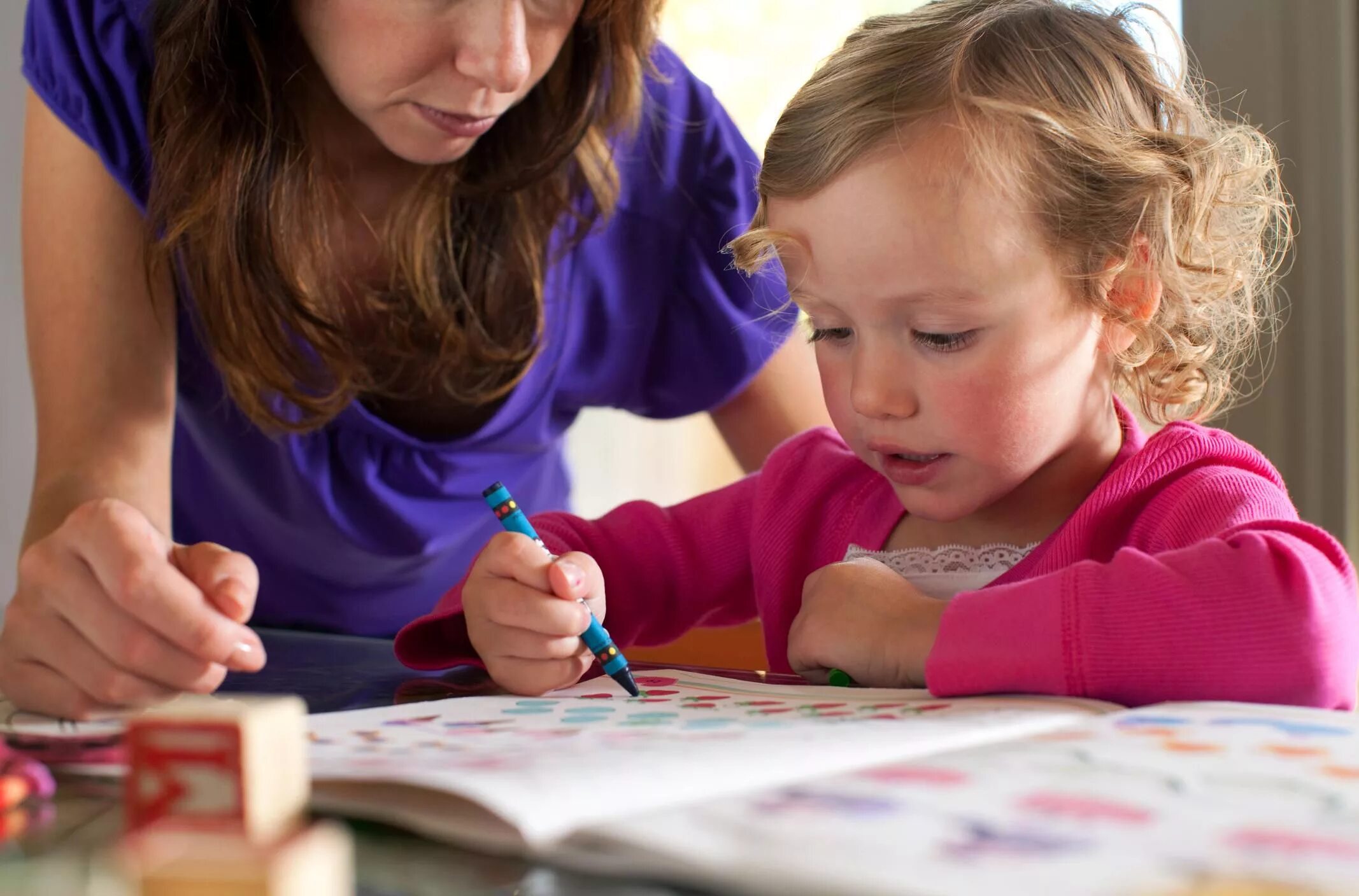 Логопед и ребенок. Логопед занимается с ребенком. Дети дошкольники учатся писать. Дети с родителями пишут.