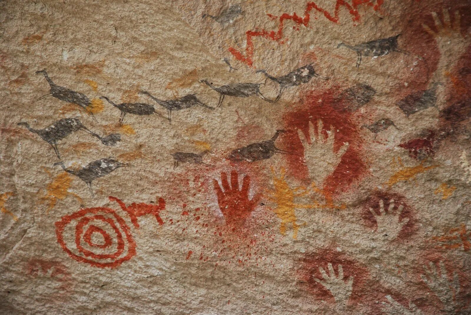 Первобытная рука. Пещера Куэва-де-Лас-Манос. Пещера Куэва-де-Лас-Манос наскальные рисунки. Наскальная живопись Куэва-де-Лас-Манос. Пещера Альтамира Отпечатки рук.