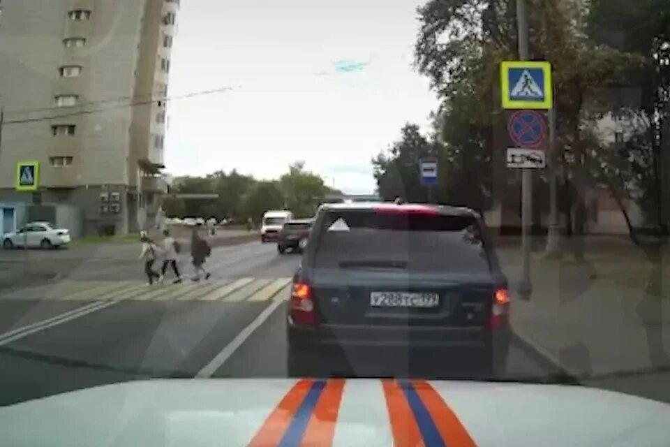 Машина скорой помощи сбила. Машина на дороге. Девочку сбила скорая в Москве. Машина на пешеходном переходе.